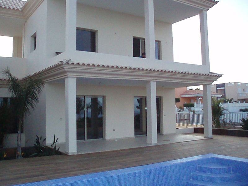 Villa con columnas y piscina