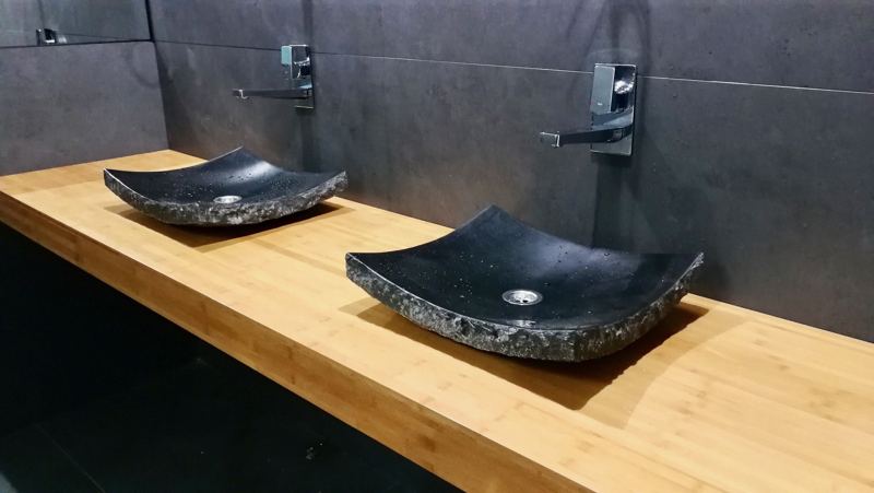 Lavabos de piedra sobre encimera de bambú