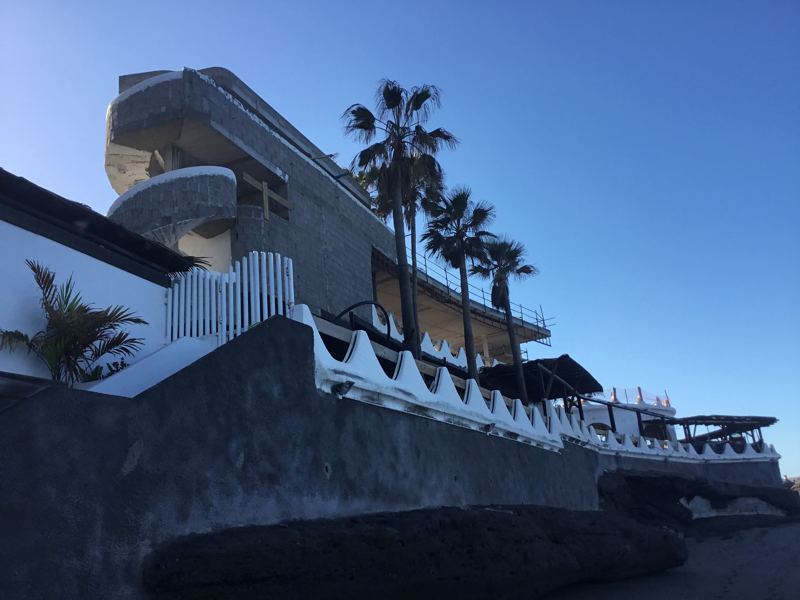 Edificio en la costa