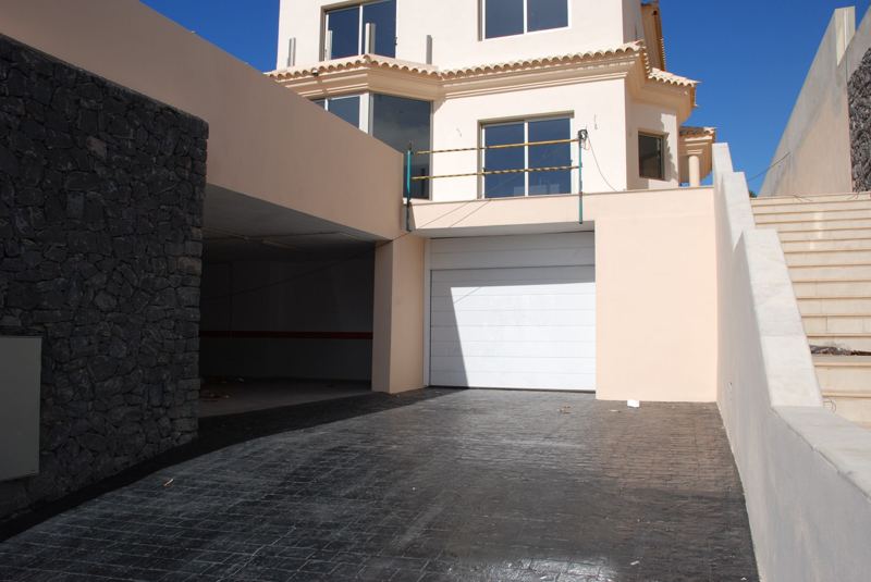 Vivienda con garaje y pavimento de piedra